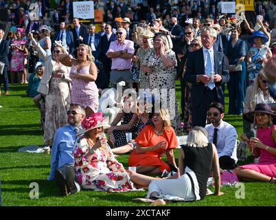 Ascot, Großbritannien. Juni 2024. Royal Ascot Racegoer feiern am ersten Tag von Royal Ascot. Quelle: Nigel Bramley Stockfoto