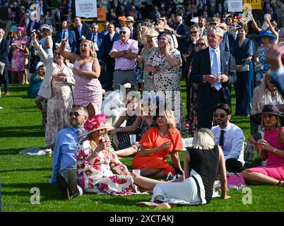 Ascot, Großbritannien. Juni 2024. Royal Ascot Racegoer feiern am ersten Tag von Royal Ascot. Quelle: Nigel Bramley Stockfoto