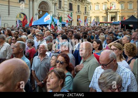 18. Juni 2024, Rom, Italien: Während der Demonstration, die von Oppositionsparteien aufgerufen wurde, gegen die Verfassungsreformen der Regierung Meloni in Rom zu protestieren, hören die Menschen Reden von der Bühne. Einige hundert Menschen versammelten sich auf der Piazza Santi Apostoli in Rom unter dem Motto „Lasst uns die nationale Einheit verteidigen“ anlässlich der von den Oppositionsparteien (Demokratische Partei, 5-Sterne-Bewegung, Grüne und Linke Allianz und mehr Europa) organisierten Demonstration der Einheit. um die Ablehnung der heute im Senat verabschiedeten Verfassungsreform des Premierministers und gegen die Differenzierten zum Ausdruck zu bringen Stockfoto