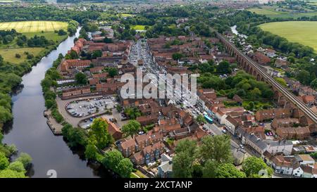 Eine Luftaufnahme der High Street in Yarm in Tees, North Yorkshire am Dienstag, den 18. Juni 2024. (Foto: Mark Fletcher | MI News) Credit: MI News & Sport /Alamy Live News Stockfoto