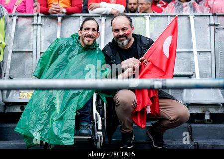 Dortmund, Deutschland. Juni 2024. Dortmund, 18. Juni 2024: Turkiye-Fans beim Fußball-Spiel der UEFA EURO 2024 Deutschland Gruppe F zwischen Turkiye und Georgien im BVB Stadion Dortmund. (Daniela Porcelli/SPP) Credit: SPP Sport Press Photo. /Alamy Live News Stockfoto
