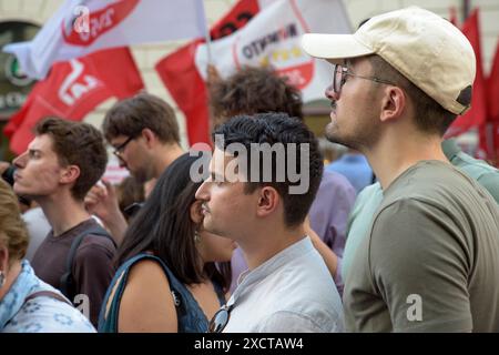 18. Juni 2024, Rom, Italien: Während der Demonstration, die von Oppositionsparteien aufgerufen wurde, gegen die Verfassungsreformen der Regierung Meloni in Rom zu protestieren, hören die Menschen Reden von der Bühne. Einige hundert Menschen versammelten sich auf der Piazza Santi Apostoli in Rom unter dem Motto „Lasst uns die nationale Einheit verteidigen“ anlässlich der von den Oppositionsparteien (Demokratische Partei, 5-Sterne-Bewegung, Grüne und Linke Allianz und mehr Europa) organisierten Demonstration der Einheit. um die Ablehnung der heute im Senat verabschiedeten Verfassungsreform des Premierministers und gegen die Differenzierten zum Ausdruck zu bringen Stockfoto