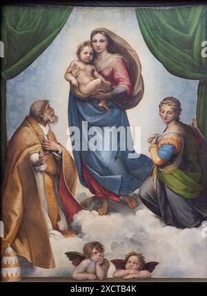 Das Gemälde Sixtinische Madonna, auch Madonna di San Sisto genannt, ist ein Ölgemälde des italienischen Künstlers Raphael, das bei Old Masters PIC ausgestellt wurde Stockfoto