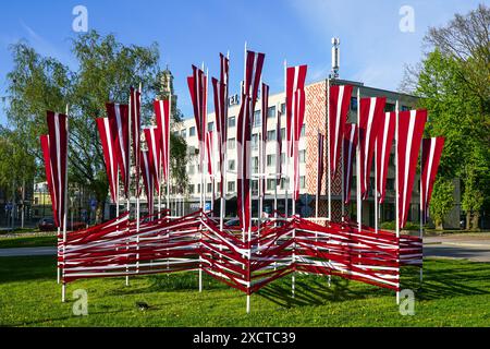 Liepaja, Lettland, 12. Mai 2024: Viele Nationalflaggen Lettlands flattern im Wind auf dem Stadtplatz in den Ferien Stockfoto