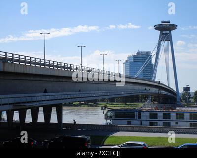 Blick auf den UFO-Turm in Bratislava, Slowakei am 8. Juni 2024. Stockfoto