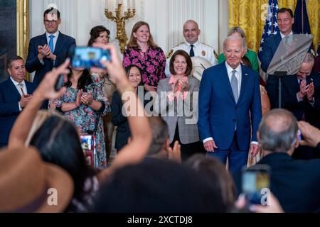 US-Präsident Joe Biden wird während der Veranstaltung zum 12. Jahrestag der DACA im östlichen Saal des Weißen Hauses in Washington, DC, USA, begrüßt. Juni 2024. Präsident Biden kündigte das Programm seiner Regierung an, das es Einwanderern ohne Papiere, die mit US-Bürgern verheiratet sind, erlaubt, sich um einen legalen Aufenthalt zu bewerben. Quelle: Abaca Press/Alamy Live News Stockfoto