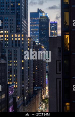 Manhattanhenge Sunset Event auf der 34th Street in New York City, USA 2024 Stockfoto