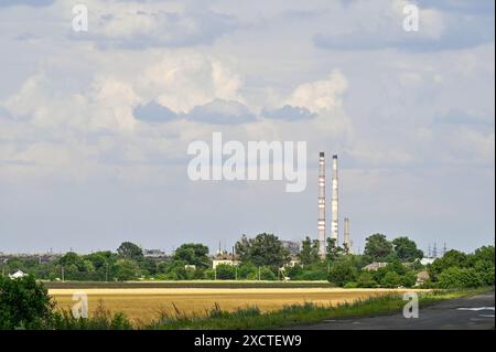 REGION DONEZK, UKRAINE - 13. JUNI 2024 - Bau des TPP Kurachiwska, Region Donezk, Ostukraine Stockfoto