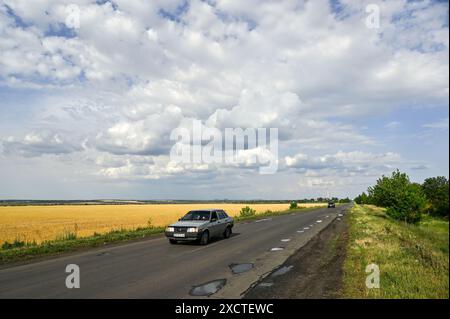 REGION DONEZK, UKRAINE - 13. JUNI 2024 - Autos fahren entlang der Straße, Region Donezk, Ostukraine Stockfoto