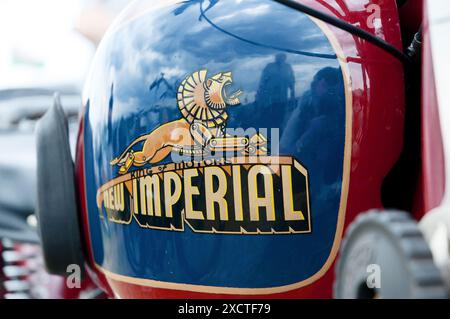 Ein King of Motors New Imperial Logo auf dem Kraftstofftank eines Motorrads Stockfoto