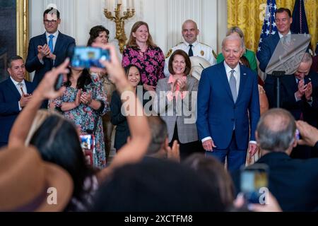 US-Präsident Joe Biden wird während der Veranstaltung zum 12. Jahrestag der DACA im östlichen Saal des Weißen Hauses in Washington, DC, USA, begrüßt. Juni 2024. Präsident Biden kündigte sein administrationÕs-Programm an, das es Einwanderern ohne Papiere, die mit US-Bürgern verheiratet sind, erlaubt, sich um einen legalen Aufenthalt zu bewerben. Quelle: SIPA USA/Alamy Live News Stockfoto