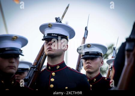 Arlington, Virginia, USA. Juni 2024. Barracks Marines führen Pass in Review während einer Sunset Parade am Marine Corps war Memorial, Arlington, Virginia, 11. Juni 2024. Der Gastgeber des Abends war Generalleutnant Gregg P. Olson, Direktor des Marine Corps Staff, und Ehrengast war Special Agent Omar R. Lopez, Direktor des Marinekriminal Investigative Service. (Kreditbild: © U.S. Marines/ZUMA Press Wire) NUR REDAKTIONELLE VERWENDUNG! Nicht für kommerzielle ZWECKE! Stockfoto