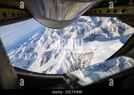 7. Juni 2024 – Alaska, USA – Ein Stratotanker der US Air Force KC-135, der dem 101. Luftbetankungsflügel der Maine Air National Guard zugeordnet ist, passiert Mt. Denali kehrte nach der Luftbetankung während der RED FLAG-Alaska 24.-2. Juni 2024 zur Joint Base Elmendorf-Richardson in Alaska zurück. RED FLAG-Alaska wird auf dem Joint Pacific-Alaska Range Complex durchgeführt, einem Gebiet, das mehr als 77.000 Quadratkilometer umfasst und eine realistische Trainingsumgebung bietet, die es Airmen ermöglicht, für das gesamte Spektrum von Einzel- bis hin zu komplexen, groß angelegten gemeinsamen Engagements zu trainieren. (Kreditbild: © U.S. A Stockfoto