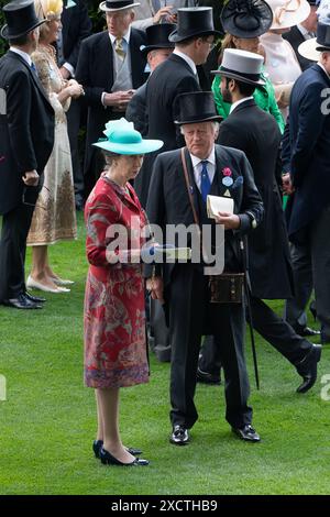 Prinzessin Anne, die Prinzessin Royal, spricht mit Brigader Andrew Parker Bowles, dem ehemaligen Ehemann von Königin Camilla, am ersten Tag von Royal Ascot auf der Ascot Racecourse in Berkshire Stockfoto