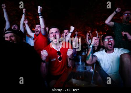Prag, Tschechische Republik. Juni 2024. Tschechische Fans sehen das Spiel Tschechien gegen Portugal bei der Fußball-Europameisterschaft, Leipzig, Deutschland in Prag, Tschechische Republik, 18. Juni, 2024. Quelle: Ondrej Deml/CTK Photo/Alamy Live News Stockfoto