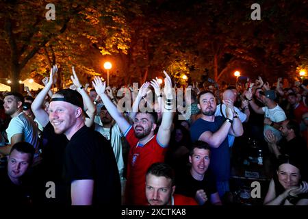 Prag, Tschechische Republik. Juni 2024. Tschechische Fans sehen das Spiel Tschechien gegen Portugal bei der Fußball-Europameisterschaft, Leipzig, Deutschland in Prag, Tschechische Republik, 18. Juni, 2024. Quelle: Ondrej Deml/CTK Photo/Alamy Live News Stockfoto