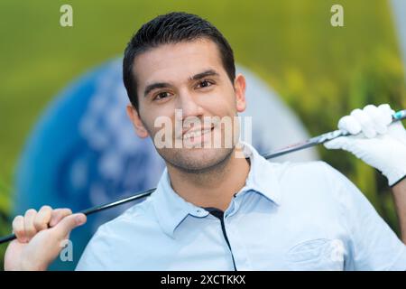 Männliche Golfspieler posieren Stockfoto
