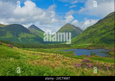 Buachaille Etive Mor und Buachaille Etive Beag mit Lochan URR in Glen Etive, Schottland Stockfoto