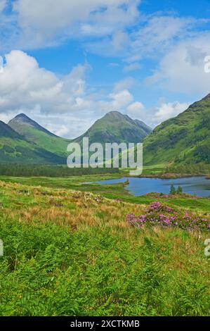 Buachaille Etive Mor und Buachaille Etive Beag mit Lochan URR in Glen Etive, Schottland Stockfoto