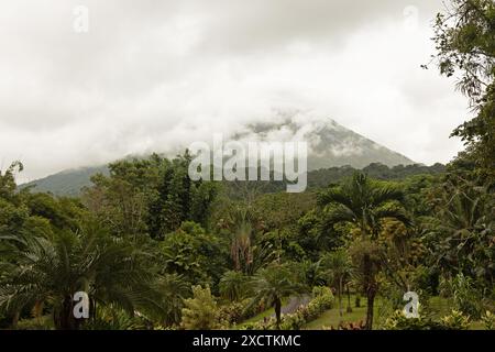 Blick auf den wolkenbedeckten Vulkan Arenal in der Nähe von La Fortuna in Costa Rica Stockfoto