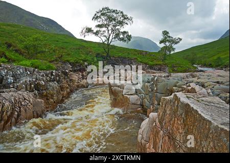 Wasserfall am Fluss Etive in Glen Etive, West Highland, Schottland Stockfoto