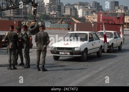 Libanon War 1982 Beirut / Libanonkrieg 82 - Multinationale Friedenssicherungskräfte Französischer Fallschirmjäger Checkpoint Rotes Kreuz Stockfoto