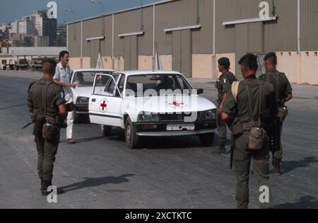 Libanon War 1982 Beirut / Libanonkrieg 82 - Multinationale Friedenssicherungskräfte Französischer Fallschirmjäger Checkpoint Rotes Kreuz Stockfoto