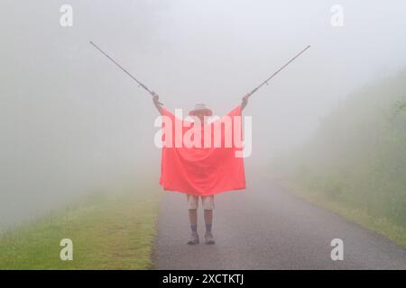 Pilger feiern, nachdem sie die spanische Grenze überquert haben und den Jakobsweg bei Nebel und schlechter Sicht durchlaufen haben Stockfoto