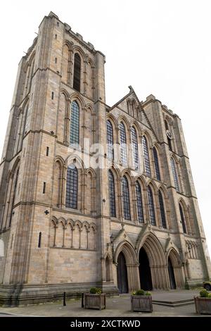 Fassade der Ripon Cathedral in North Yorkshire, England. Die angelsächsische Krypta stammt aus dem Jahr 672 n. Chr. an einem Gotteshaus, das offiziell als Kathedrale bekannt ist Stockfoto