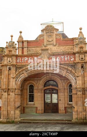 Eintritt zu den Ripon Baths in North Yorkshire, England. Das edwardianische Spa-Gebäude befindet sich neben den Ripon Spa Gardens. Stockfoto