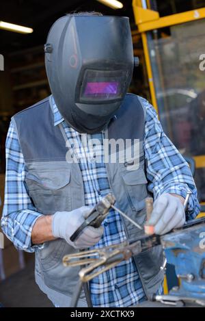 Männliche in Gesichtsmaske Schweißnähte mit Argon - Lichtbogenschweißen Stockfoto