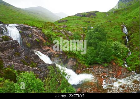 Das Treffen von drei Gewässern in Glencoe führt zu einer Reihe von Wasserfällen am Rande des Moorlandes Stockfoto