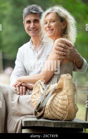 Reifes Paar, das sich auf einer Parkbank entspannt Stockfoto