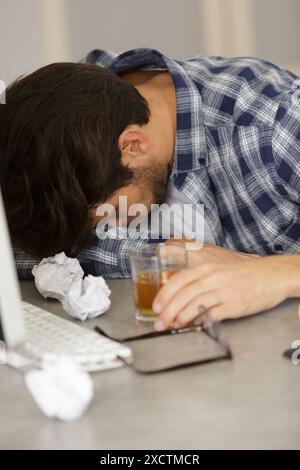 Alkohol im Arbeitsplatzkonzept Stockfoto