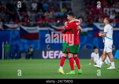 Cristiano Ronaldo (Portugal, #07), Francisco Fernandes da Conceicao (Portugal, #26) jubeln über den Sieg, GER, Portugal (POR) gegen Tschechische Republik (CZE), Fussball Europameisterschaft, UEFA EURO 2024, Gruppe F, 1. Spieltag, 18.06.2024 Foto: Eibner-Pressefoto/Michael Memmler Stockfoto