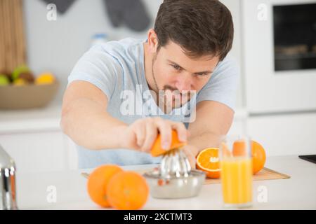 Ein Mann, der einen Orangensaft macht Stockfoto