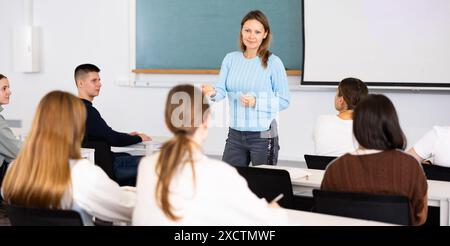 Lehrerin, die Oberschüler im Klassenzimmer unterrichtet Stockfoto
