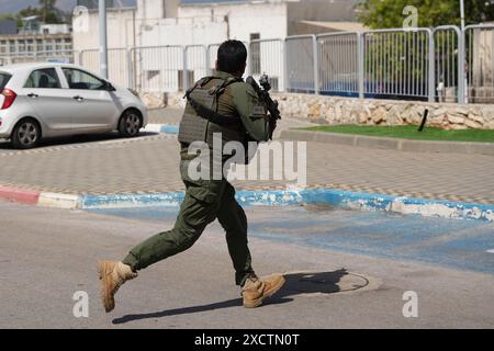 (240618) -- KIRYAT SHMONA (ISRAEL), 18. Juni 2024 (Xinhua) -- ein israelischer Reservesoldat nimmt am 18. Juni 2024 an einer militärischen Übung in Kiryat Shmona, Nord-Israel, Teil. Das israelische Militär kündigte am Dienstag an, dass es "Operationspläne" für eine Offensive gegen die libanesische bewaffnete Gruppe Hisbollah genehmigt hat. (Ayal Margolin/JINI über Xinhua) Stockfoto