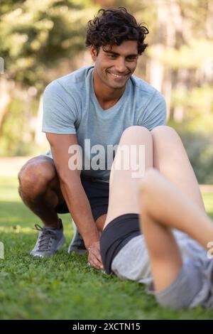 Schuss von jungen Männern und Frauen, die sich im Park ausstrecken Stockfoto