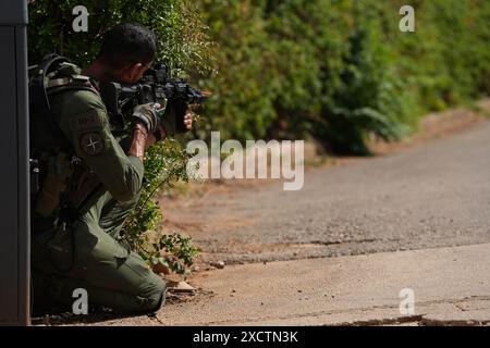 (240618) -- KIRYAT SHMONA (ISRAEL), 18. Juni 2024 (Xinhua) -- ein israelischer Reservesoldat nimmt am 18. Juni 2024 an einer militärischen Übung in Kiryat Shmona, Nord-Israel, Teil. Das israelische Militär kündigte am Dienstag an, dass es "Operationspläne" für eine Offensive gegen die libanesische bewaffnete Gruppe Hisbollah genehmigt hat. (Ayal Margolin/JINI über Xinhua) Stockfoto