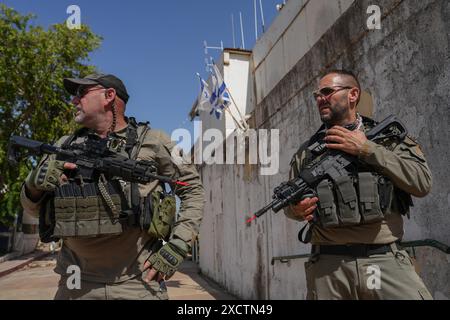 (240618) -- KIRYAT SHMONA (ISRAEL), 18. Juni 2024 (Xinhua) -- israelische Reservesoldaten nehmen am 18. Juni 2024 an einer militärischen Übung in Kiryat Shmona, Nord-Israel, Teil. Das israelische Militär kündigte am Dienstag an, dass es "Operationspläne" für eine Offensive gegen die libanesische bewaffnete Gruppe Hisbollah genehmigt hat. (Ayal Margolin/JINI über Xinhua) Stockfoto