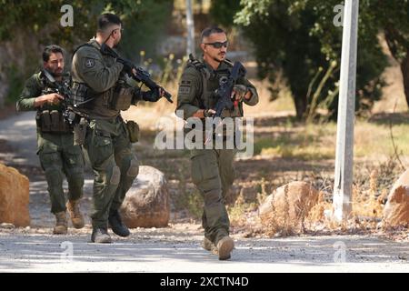 (240618) -- KIRYAT SHMONA (ISRAEL), 18. Juni 2024 (Xinhua) -- israelische Reservesoldaten nehmen am 18. Juni 2024 an einer militärischen Übung in Kiryat Shmona, Nord-Israel, Teil. Das israelische Militär kündigte am Dienstag an, dass es "Operationspläne" für eine Offensive gegen die libanesische bewaffnete Gruppe Hisbollah genehmigt hat. (Ayal Margolin/JINI über Xinhua) Stockfoto