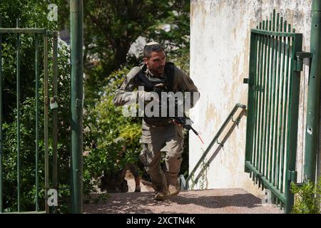 (240618) -- KIRYAT SHMONA (ISRAEL), 18. Juni 2024 (Xinhua) -- ein israelischer Reservesoldat nimmt am 18. Juni 2024 an einer militärischen Übung in Kiryat Shmona, Nord-Israel, Teil. Das israelische Militär kündigte am Dienstag an, dass es "Operationspläne" für eine Offensive gegen die libanesische bewaffnete Gruppe Hisbollah genehmigt hat. (Ayal Margolin/JINI über Xinhua) Stockfoto