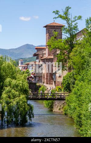 Der Fluss Nive, der durch die französische Stadt Saint-Jean-Pied-de-Port fließt, ist der traditionelle Beginn des Jakobsweges Stockfoto