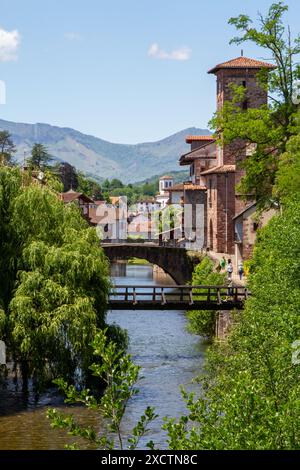 Der Fluss Nive, der durch die französische Stadt Saint-Jean-Pied-de-Port fließt, ist der traditionelle Beginn des Jakobsweges Stockfoto