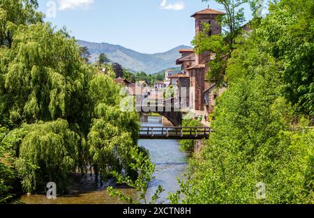 Der Fluss Nive, der durch die französische Stadt Saint-Jean-Pied-de-Port fließt, ist der traditionelle Beginn des Jakobsweges Stockfoto