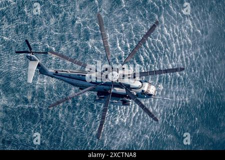 Indonesien. Mai 2024. Ein CH-53E Super Hengst, der den Weißen Rittern der Marine Medium Tiltrotor Squadron (VMM) 165 (verstärkt) zugeteilt wurde, schwebt in Formation über dem Indischen Ozean während der Zusammenarbeit über Wasser Bereitschaft und Ausbildung (CARAT) Indonesia 2024, 19. Mai 2024. Dieses Jahr fällt mit 75 Jahren diplomatischer Beziehungen zwischen den USA und Indonesien zusammen. In ihrem 30. Jahr besteht die Serie CARAT aus multinationalen Übungen, die dazu dienen, die Fähigkeiten der US-Marine und der Partnerflotte zu verbessern, um gemeinsam auf traditionelle und nicht traditionelle Herausforderungen im Bereich der maritimen Sicherheit in reagieren zu können Stockfoto