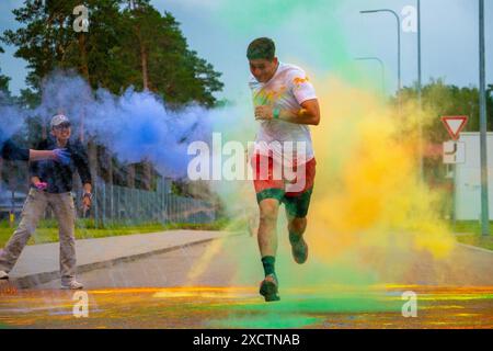 24. Mai 2024 - Camp Adazi, Lettland - die Pegasus-Truppen der 1. Kavallerie-Division, nehmen an einem Farblauf zur Feier des 249. Geburtstages der US-Rüstungsarmee im Camp Adazi, Lettland, 14. Juni 2024 Teil. Farblauf-Events bieten eine einzigartige und angenehme Möglichkeit für Soldaten der 1. Kavallerie Division, Stress zu lindern, die körperliche Fitness in einer unterstützenden Umgebung zu fördern und regelmäßige Übungen zu fördern, die für die Aufrechterhaltung der Ausdauer, Kraft und allgemeine Gesundheit, die für die Einsatzbereitschaft erforderlich sind, unerlässlich sind. Heutige Soldaten ehren das 249-jährige Erbe der Armee, indem sie bette anstreben Stockfoto