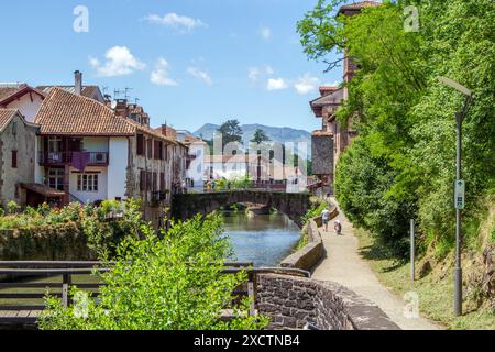 Der Fluss Nive, der durch die französische Stadt Saint-Jean-Pied-de-Port fließt, ist der traditionelle Beginn des Jakobsweges Stockfoto