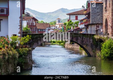 Der Fluss Nive, der durch die französische Stadt Saint-Jean-Pied-de-Port fließt, ist der traditionelle Beginn des Jakobsweges Stockfoto